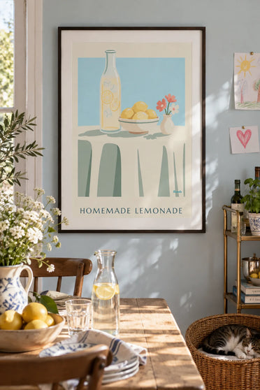Poster caraffa di limonata fatta in casa e ciotola di limoni: appeso al muro con cornice
