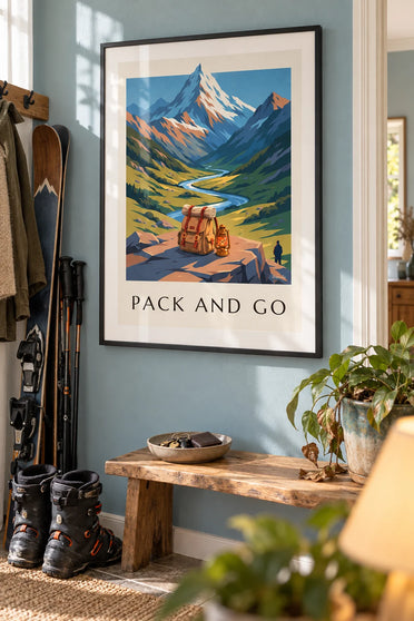 Poster zaino da esploratore sopra una valle di montagna: incorniciato alla parete