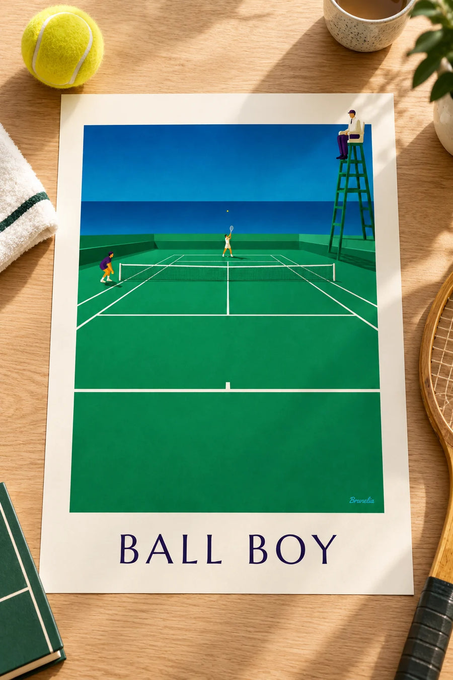 Affiche ramasseur de balles sur le court de tennis : posée sur une table
