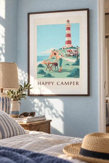 Poster pin-up in campeggio davanti alla sua roulotte in riva al mare: incorniciato alla parete